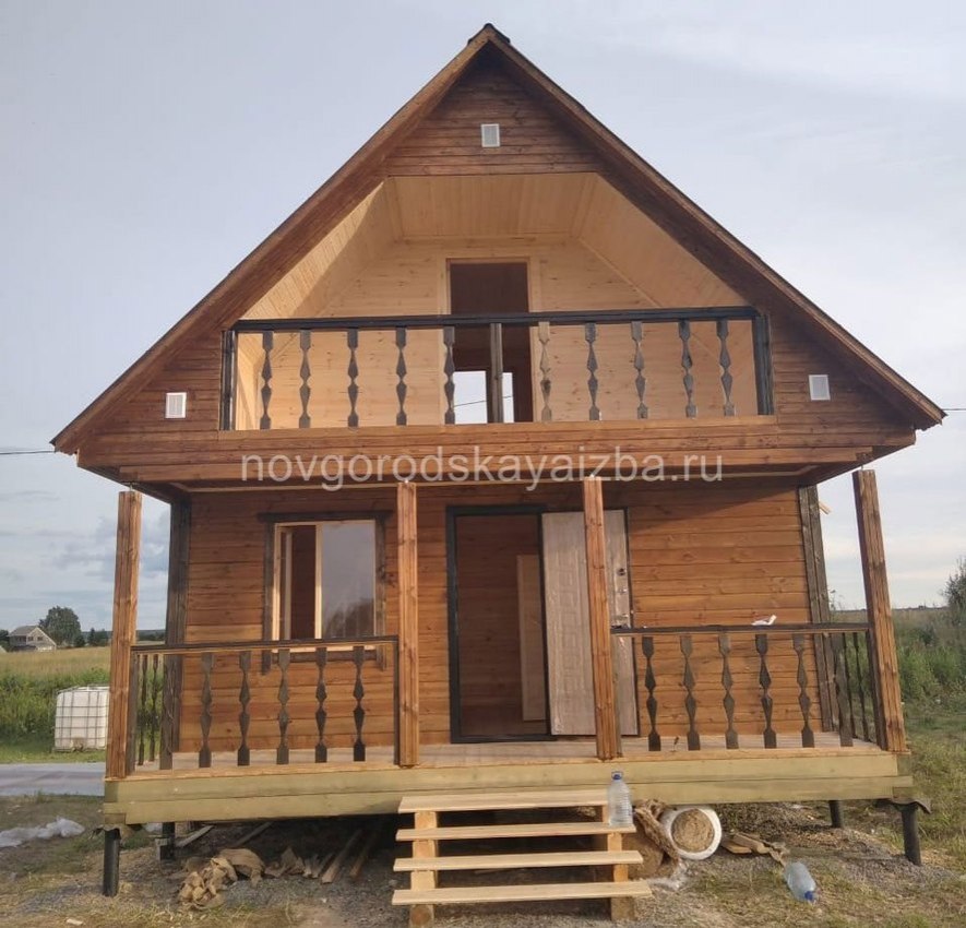 Двухэтажные бани из бруса с террасой и балконом